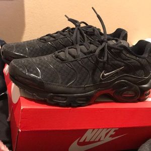 Black/ Metallic Silver Air Max Plus